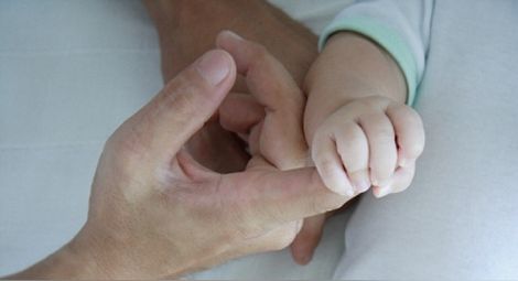 Бебета сами в болниците заради такса майка