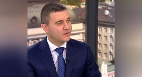 Горанов: Целта на данък „уикенд” не са телефони и таблети