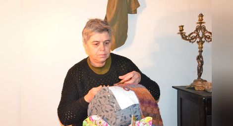 Мария Браткова разказва приказки от конци в калоферска дантела