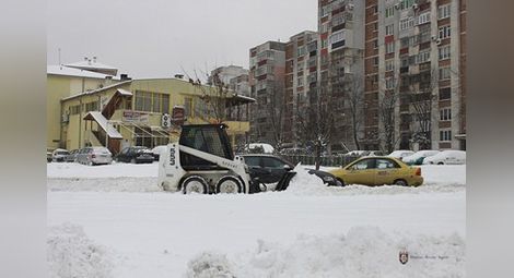 Минимашини и 60 работници чистят тротоарите във Велико Търново