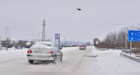 Ограничено е движението по някои пътища заради снега, най-тежко е в Силистренско