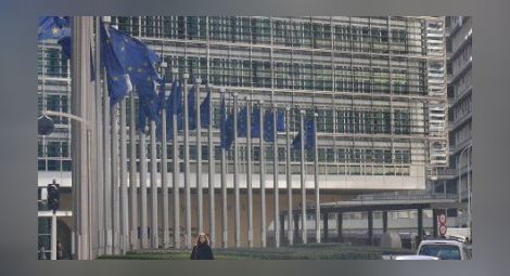 Вдигат заплатите на чиновниците в ЕС