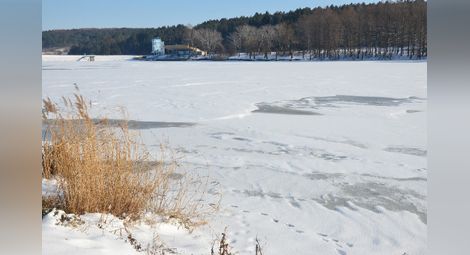 Ледът на езерото в Николово изкара гребците на сухо