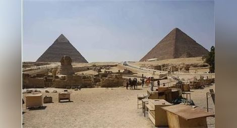 Неизвестни нападатели стреляли по туристи край египетските пирамиди