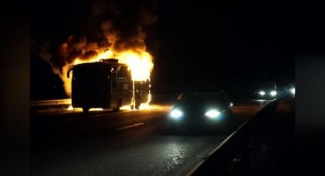 Автобус, пълен с пътници, се запали на магистрала "Хемус"