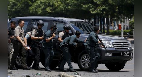 14 терористи потопиха Джакарта в кръв! (ВИДЕО)