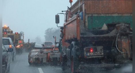 238 снегорина по пътищата, сняг заваля в почти цяла Западна България