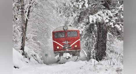Спряха влаковете в 8 участъка заради тежка зимна обстановка
