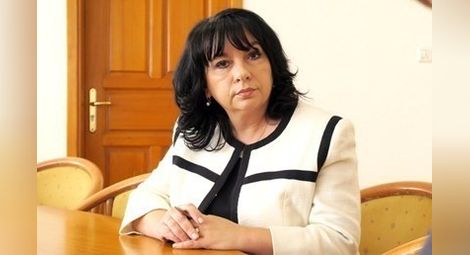 Министър Петкова: 450 690 абонати са без ток
