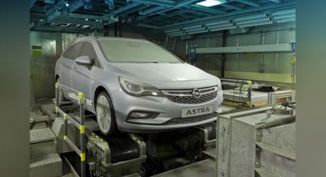 Новото комби на Opel Astra издържа на сибирски студ
