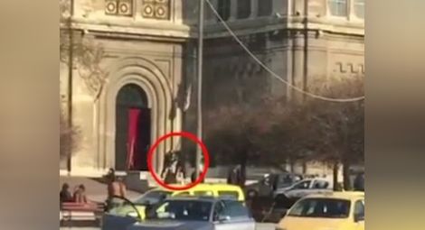 Екшън във Варна: Задържаха мъж на стълбите на катедралата след гонка с полицията
