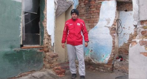 Български национал на 23 живее без ток и с по една баничка на ден