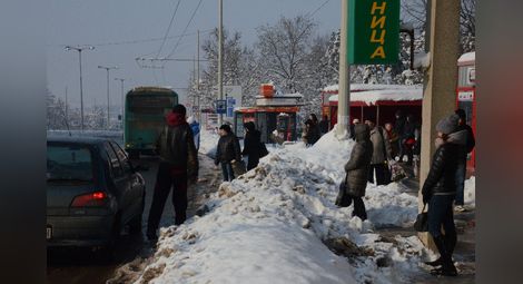 Граждани чакат автобус на пътното платно заради камари сняг
