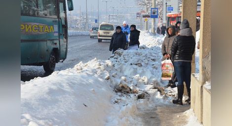 Граждани чакат автобус на пътното платно заради камари сняг