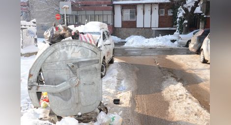 Препълнени контейнери  с боклук заради снега