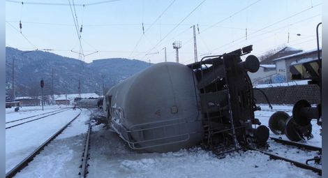 Товарен влак дерайлира на гарата в Дупница, нанесени са жестоки щети