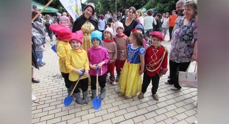 Синята фея, Пинокио и Снежанка дефилираха в приказно шествие