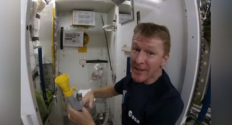 Астронавт показа как се ползва тоалетна в безтегловност (ВИДЕО)