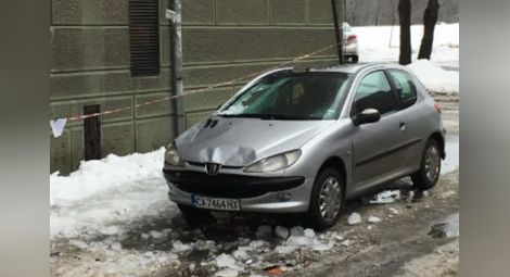 Ледени висулки трошат коли в центъра на София