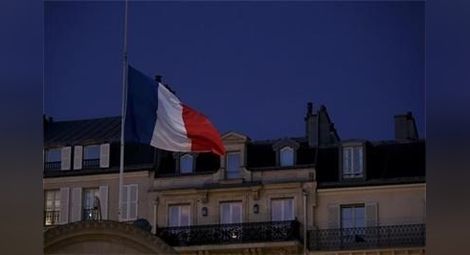 Френските власти евакуират гимназии в Париж заради анонимни телефонни заплахи
