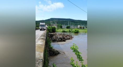 Придошлите води на река Янтра заталачиха с дървета по 7-8 метра моста на пътя Горна Оряховица – Първомайци /галерия/