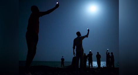 Снимката на 2013 г. – имигранти на лунна светлина