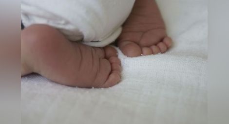 12-годишно момиче роди здраво бебе в Мадан