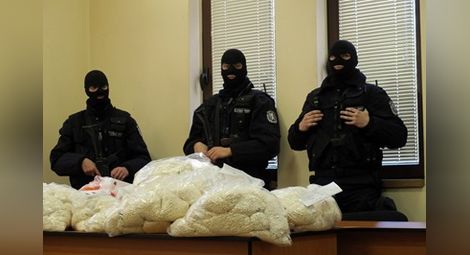 Арестуваха трима араби, докато купуват 60 кг амфетамин 