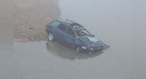Кола падна в река след 150 км/час, младеж загина на място