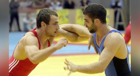 Борците на „Юнак“ с медали и финал на турнира „Дан Колов“