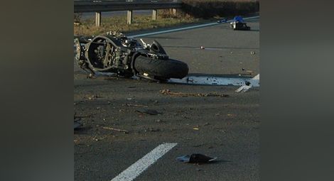 Моторист загина, спасявайки пешеходка