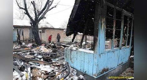 Клошари запалиха дървени бараки в „Тракцията“