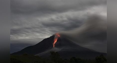 Вулкан в Камчатка изхвърли пепел на 5 км, оранжев код за авиационна опасност