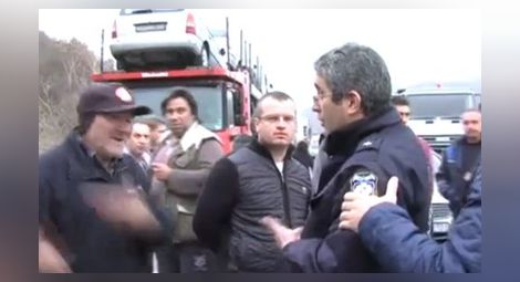 Шофьори на български тирове блокираха магистрала в Гърция