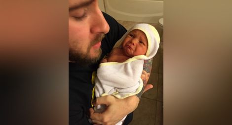 Млад баща пусна снимка на бебето си в Интернет. Един коментар спаси живота му