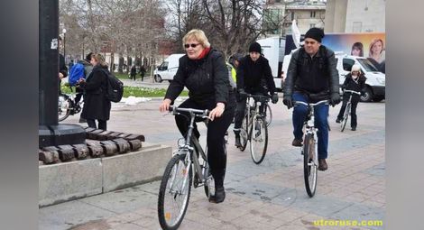 Холандски дипломат рискува с колело в Русе