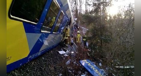 Над 150 ранени при челен сблъсък на влакове в Германия