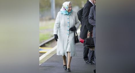 Елизабет II се върна в Лондон от отпуск с електричка