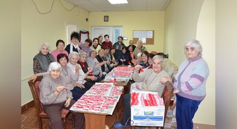 57 възрастни дами изработиха  9000 мартеници за 2 седмици
