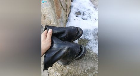 Полицаи със скъсани обувки пазят границата, служат в катуни
