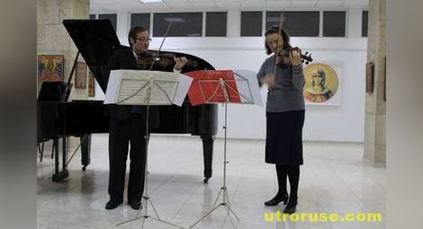 Световноизвестна цигуларка свири в социални домове