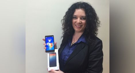 Чаровна програмистка спечели  смартфон от лотарията на НАП
