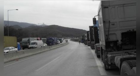 Трафикът между България и Гърция е възстановен, но гръцките трактори остават на границата