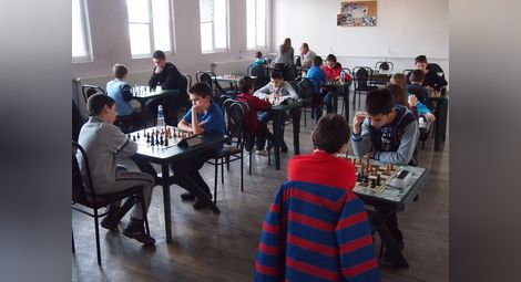 Първи победители в турнира по шахмат на Младежкия дом