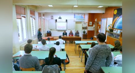 Запознават гимназисти с именити български физици и химици