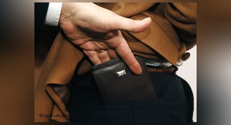 Смел мъж задържа крадец на портмоне на улицата
