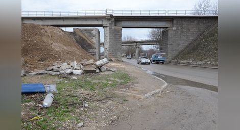 Премахването на тапата на Дунав мост зацикли