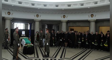 Стотици политици, близки и граждани си казаха последно сбогом с Йордан Соколов
