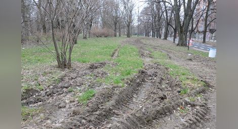 Оправят напролет разораните тревни площи в Парка на възрожденците