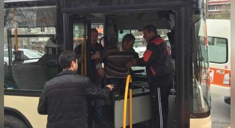 Кондуктор на градски автобус спаси живота на шофьора и на пътниците